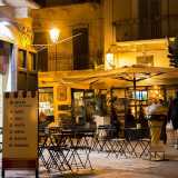 Si parte con un enorme cono gelato in plastica posizionato in strada a corredo di una gelateria...